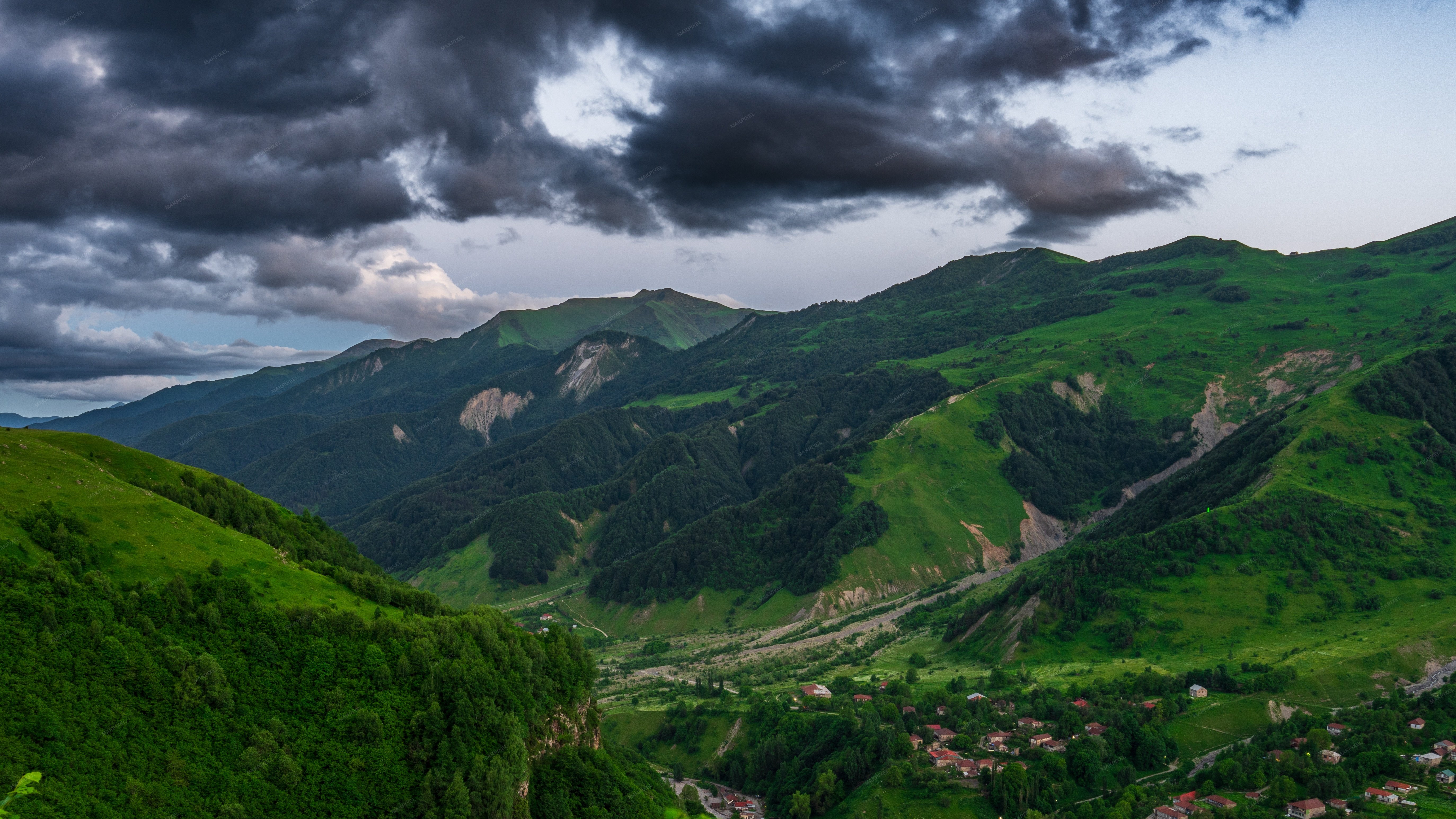 The Sky Is Overcast With Dark Clouds, Which Casts A Dramatic - Full size view