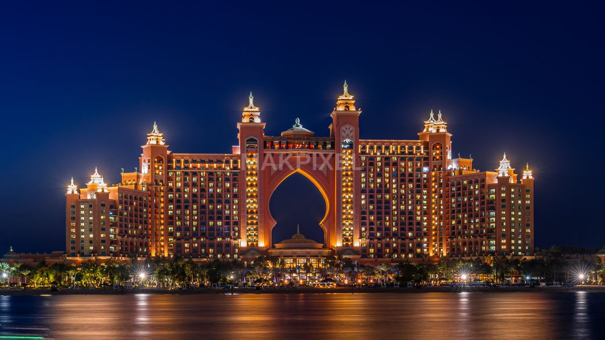 Atlantis The Palm Hotel, Dubai – Iconic Luxury Resort Illuminated - 3802×2139 stock photo