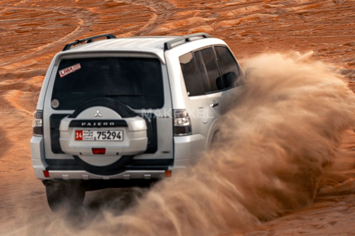 Desert Safari Adventure, ABU Dhabi Offroad Dune Bashing Dynamic - 6369×4246 stock photo