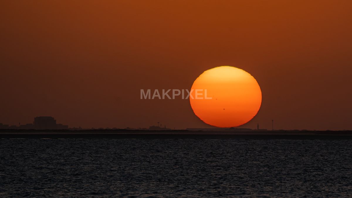 Minimalist Seascape Sunset – Dramatic Orange Sun Over Water, Rak - 4644×2612 stock photo