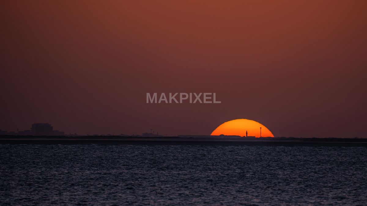 Horizon Sun Dipping Over Calm Sea – Minimalist Sunset Seascape, Rak - 5041×2836 stock photo